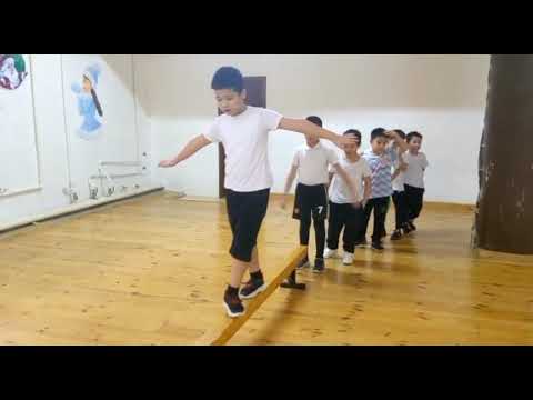 Видео: Дене шынықтырудан "Бір орыннан ұзындыққа секіру және тепе-теңдікті сақтау жаттығулары" сабақ