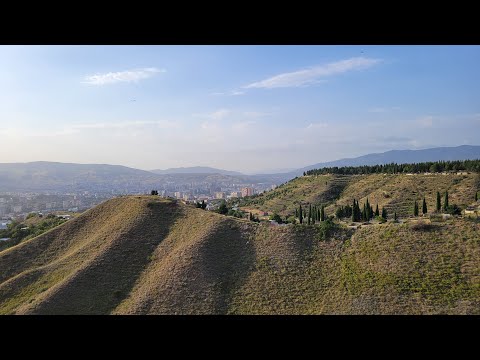 Видео: 8.09.2024 Tbilisi. Дидубе - улица Грмагеле. Кладбище Грмагеле