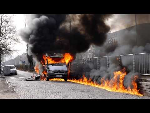 Видео: Горящ микробус
