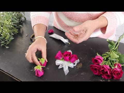 Видео: Букет из кустовой розы для встречи выпускников — Урок, часть 2