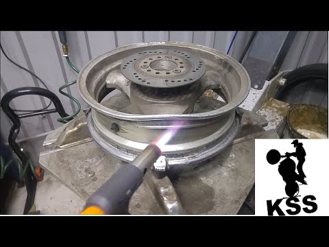 Видео: Рихтуем литой диск от скутера R13