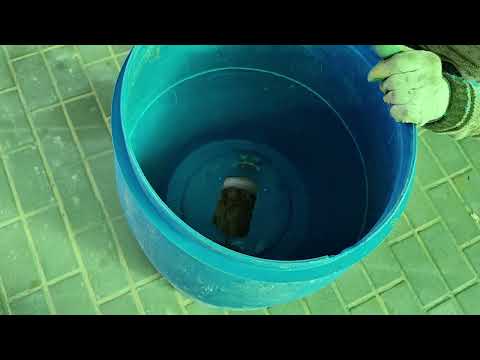 Видео: Кормушка для кур из пластиковой бочки#курочки #дела #домашние ..