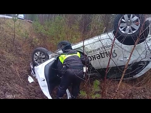 Видео: "Гранта" встала на крышу в кювете и покалечила двоих собутыльников