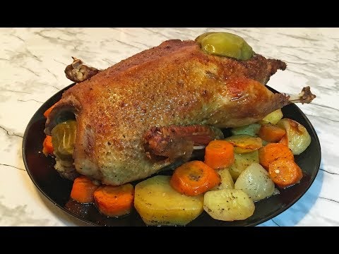 Видео: Потрясающе Вкусная Утка с Яблоками и Овощами / Утка в Духовке / Новогодний Стол 2019 / Baked Duck