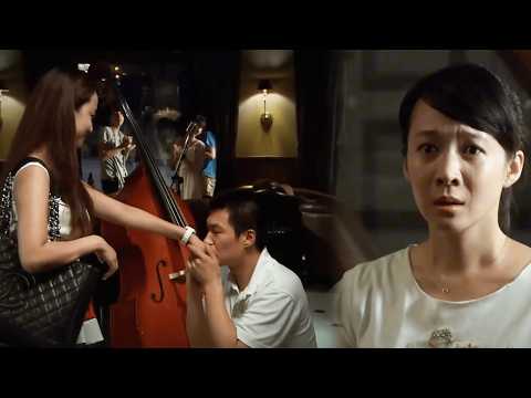 Видео: Муж предложил руки хитрой женщине публично; жена увидела, отвернулась слезами и ушла!