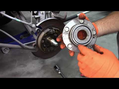 Видео: Замена ступицы заднего колеса Kia Sportage 2007 года.