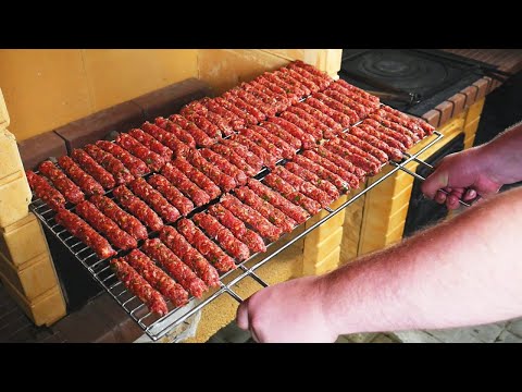 Видео: ЧЕВАПЧИЧИ НА МАНГАЛЕ. СЕРБСКИЕ КОЛБАСКИ. Это вам не люля-кебаб!