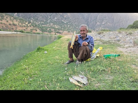 Видео: Рыбалка: 90-летний мужчина вытаскивает хлеб из реки
