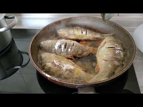 Видео: Нажарили карасиков! Собрали овощи с огорода и сделали салат 🥗