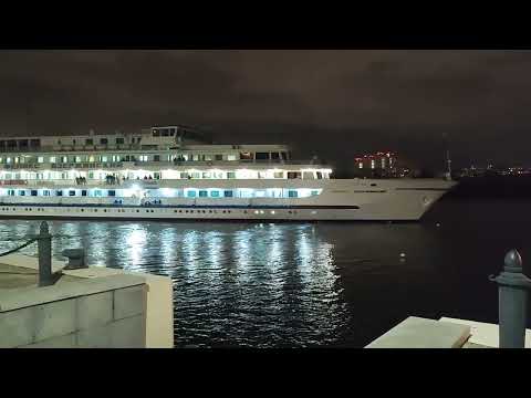 Видео: Отправление теплохода Феликс Дзержинский из Москвы в затон, с небольшой аварией с т/х Лев Толстой