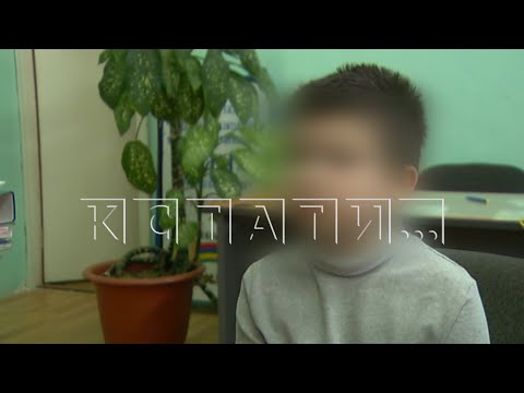 Видео: Из-за того, что сын хорошист получил двойку, мать набросилась на него с ножом