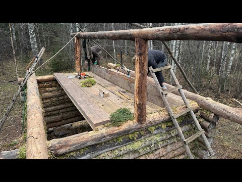 Видео: Строительство избушки в лесу — Часть 4: сборка стропил и потолка 