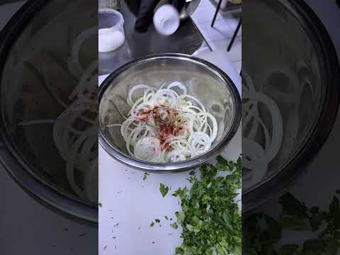 Видео: Как приготовить маринованный лук для шашлыка!#shorts #шашлык #рецепт