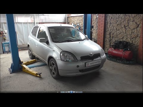 Видео: Замена передних стоек и пружин на Toyota Vitz Тойота Витц SCP10 2001 года