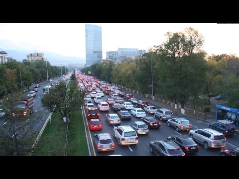 Видео: Ашулы жүргізуші, шаршаған жолаушы. Алматыдағы кептеліс мәселесі қашан шешіледі?