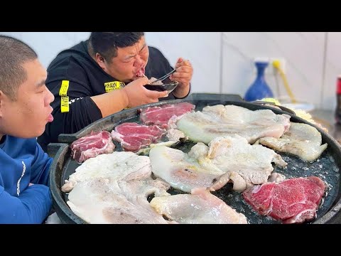 Видео: 5 фунтов говядины, 5 фунтов свинины, брат-обезьяна просто и грубо ест мясо на гриле, наполненное чи