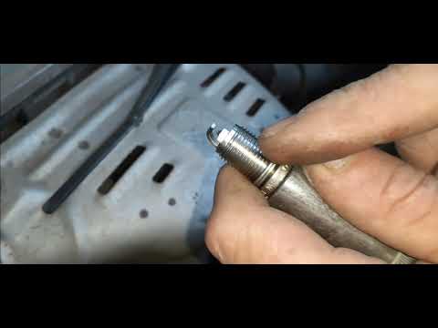 Видео: Замена свечей Toyota RAV4 2 поколения 1AZ FE 2L | Бортовой журнал