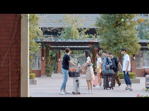Видео: Золушка только что поступила в Пекинский университет, в нее влюбились все старшеклассники