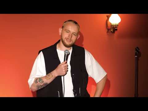 Видео: Просто Гужевая Повозка засветилась на концерте восходящей суперзвезды стендапа — Эдвина Шремфа.