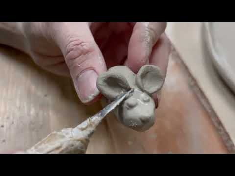 Видео: Лепим сырную тарелку с объемным декором и прорезями: ручная лепка из пласта