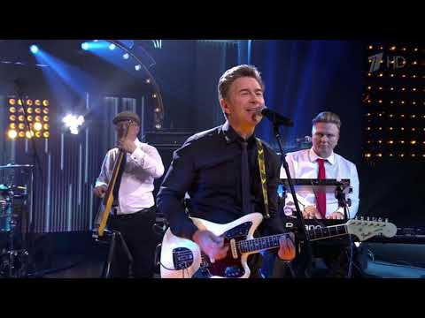 Видео: Валерий Сюткин — "Семь тысяч над землей" (Вечерний Unplugged, Первый канал, 2020)