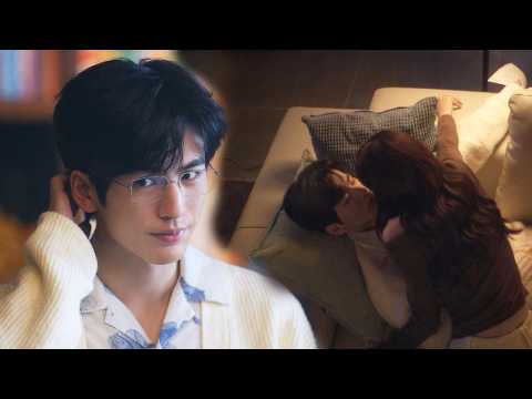 Видео: Красавца-доктора дразнили на публике, и он застенчиво признался, что ему нравится Золушка.