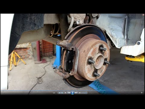 Видео: Замена задних тормозных колодок на Ниссан Тиида 1,6  Nissan Tiida  2013 года