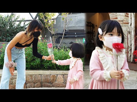 Видео: Что делать, если ребенок дарит вам цветы? (Это красиво, я даю вам 6)