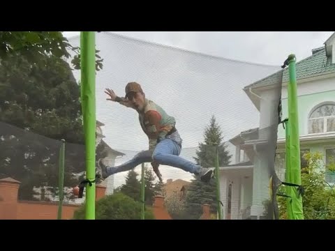 Видео: Дима Билан прыгает на батуте дома у родителей