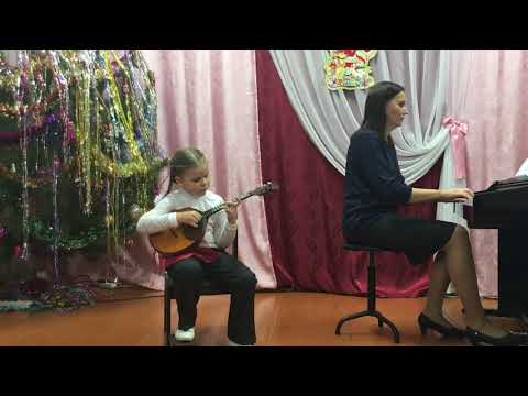 Видео: Пономарева Виктория/домра/"Белолица, круглолица"/с. Русский Камешкир, 08.01.2018