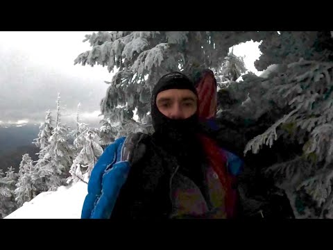 Видео: Ночівля в снігу БЕЗ намету | Виживання на зимовій горі Карпат🏔 при -12❄️