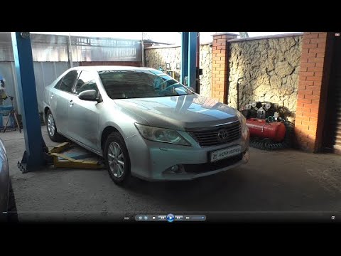Видео: Замена втулок переднего стабилизатора на Toyota Camry XV50 Тойота Камри 2011 года, 2,5