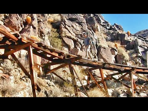 Видео: Подземное исследование исторической пустынной золотой шахты, канатной дороги, рудовоза, артефакто...