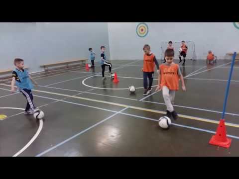 Видео: Тренировка по футболу для детей 5-6 лет.