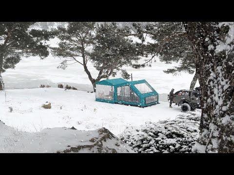 Видео: СНЕЖНЫЙ КЕМПИНГ В ПАЛАТКЕ С ЗИМНИМ САДОМ НА ЗАМЕРЗШЕМ ОЗЕРЕ