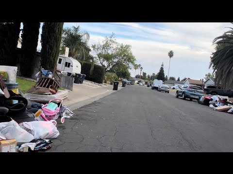 Видео: День когда в Америке все БЕСПЛАТНО | Поднимаем мусор соседей в США | Dumpster 2.2