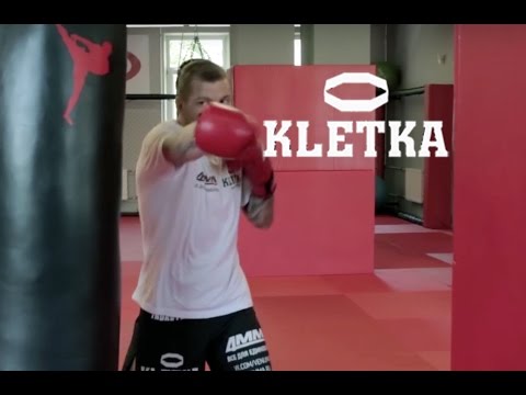 Видео: Работа на мешке с Андреем Басыниным — тренировка ударов руками в боксе