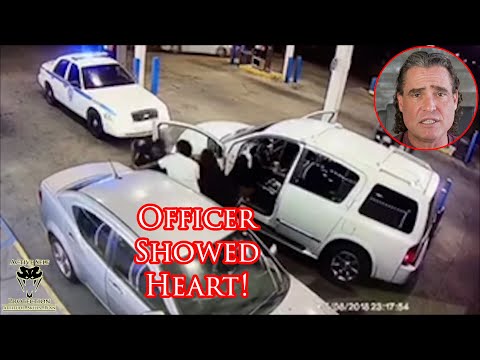 Видео: Офицер отбивается от двух вооруженных нападавших