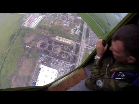 Видео: День ВДВ в Ульяновске, приземление парашютистов в парк им. Маргелова. 02.08.2013