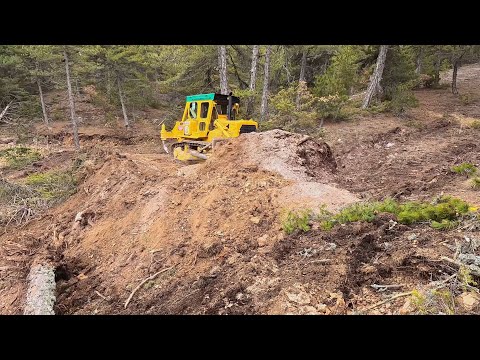 Видео: Как бульдозер Caterpillar D7G день за днем ​​плавит горы #caterpillar #bulldozer