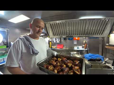 Видео: Камбуз. 5 блюд - говядина, баранина, куриные крылья, кальмары, десерт