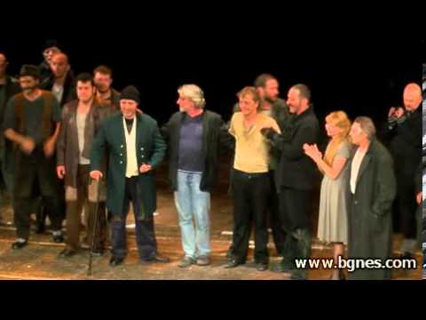 Видео: Хъшовете" разплакаха Народния театър