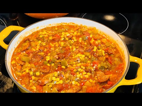 Видео: Как приготовить тушеную бамию с помидорами, колбасой и кукурузой / Вкусный рецепт тушеной бамии