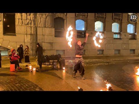 Видео: С огнем на «ты» или повелитель огня – зрелищное фаер-шоу в центре Петербурга