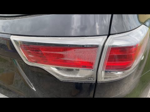 Видео: Замена заднего фонаря на Toyota Highlander 2015 года