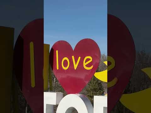 Видео: Аким Тургайского сельского округа Марат Аубакиров показал школу, парк и новый ФАП