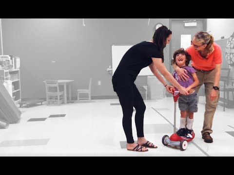 Видео: Контроль головы на стоящем самокате: упражнения для ребенка с церебральным параличом # 018