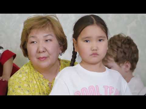 Видео: Семья Корниловых, приемная семья, 14 детей, 10 - приемных