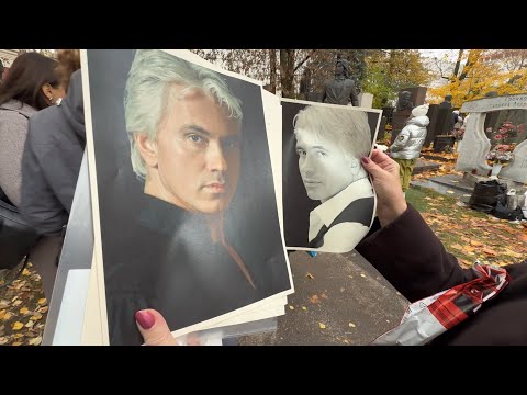Видео: ЧТО ПРОИСХОДИЛО НА МОГИЛЕ ДМИТРИЯ ХВОРОСТОВСКОГО В ДЕНЬ РОЖДЕНИЯ АРТИСТА | НОВОДЕВИЧЬЕ 16.10.2025