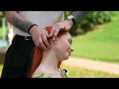 Видео: АСМР массаж головы прямо на улице 😍 Реакция девушки